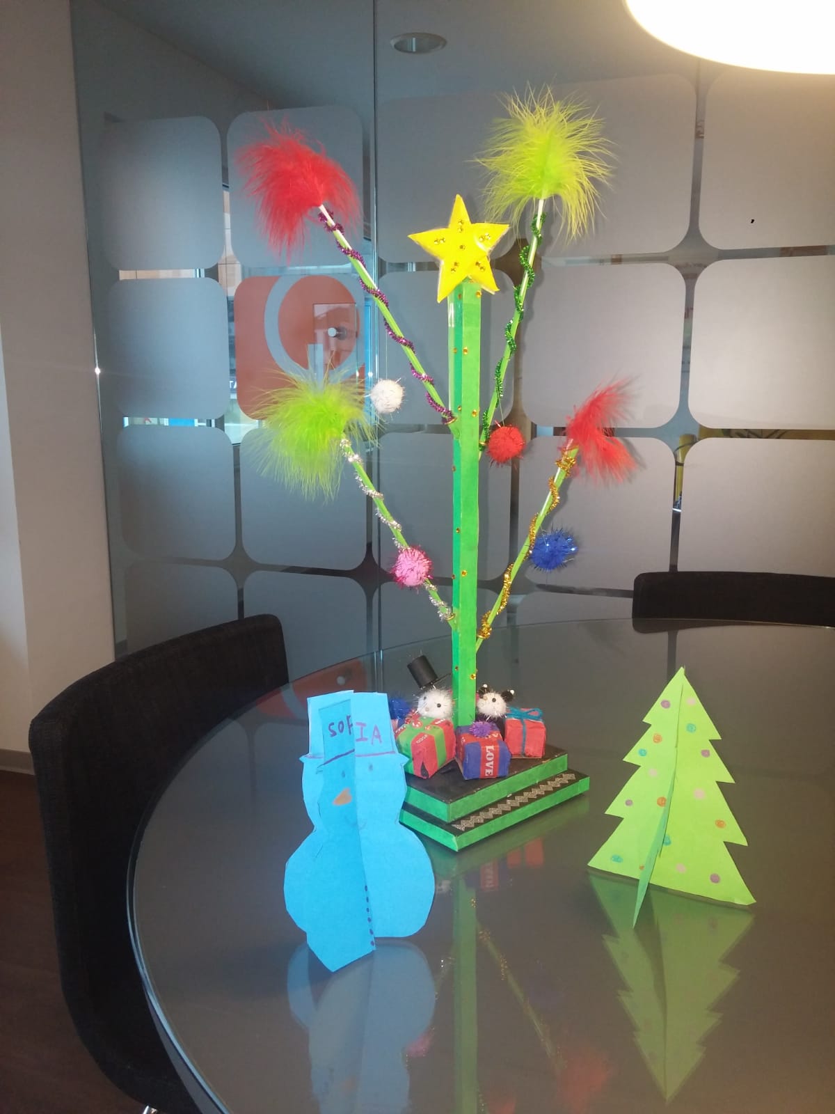 Carlota y Sofía nos ayudan a decorar las oficinas de Equaltecnia